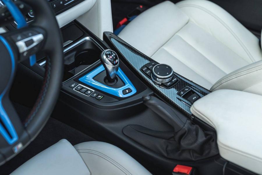Детали интерьера BMW M4 MH4 700 LW Convertible by Manhart Racing (F83) 2018 года  (фото 5 из 11)